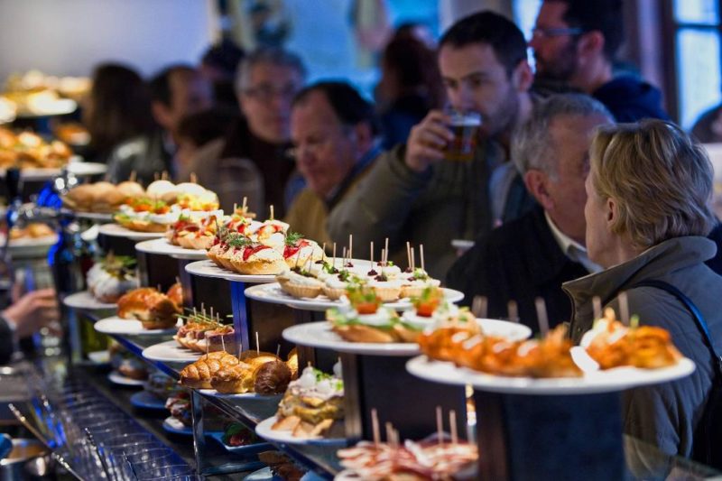 seminaire team building tapas-pintxos rallye tapas parte vieja san sebastian incentive bilbao pampelune-logrono-gastronomique culinaire agence evenementielle pays basque erronda