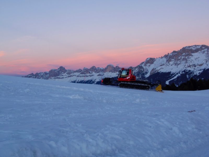 seminaire mongie pyrénées agence erronda tema building event pays basque voyage randonnée descente dameuse snoxcat